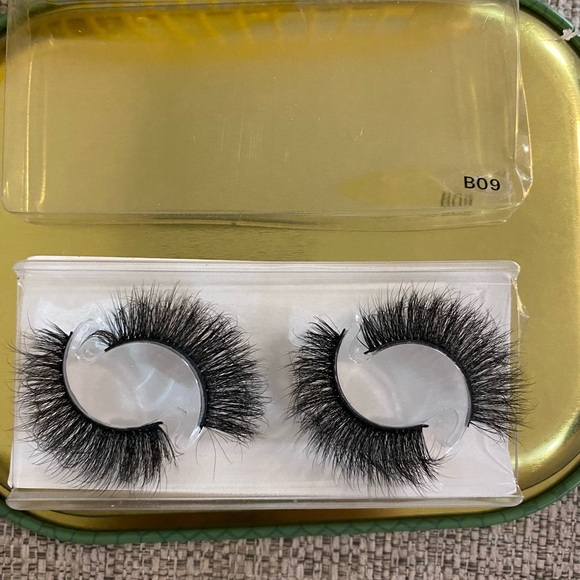 Lashes - Picture 2 of 8